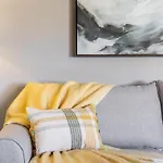Landing Modern Apartment With Amazing Amenities